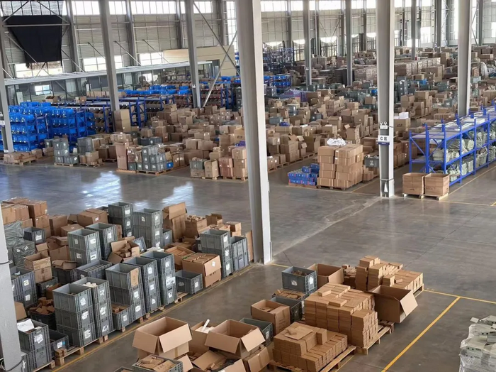 仓库内的汽配件