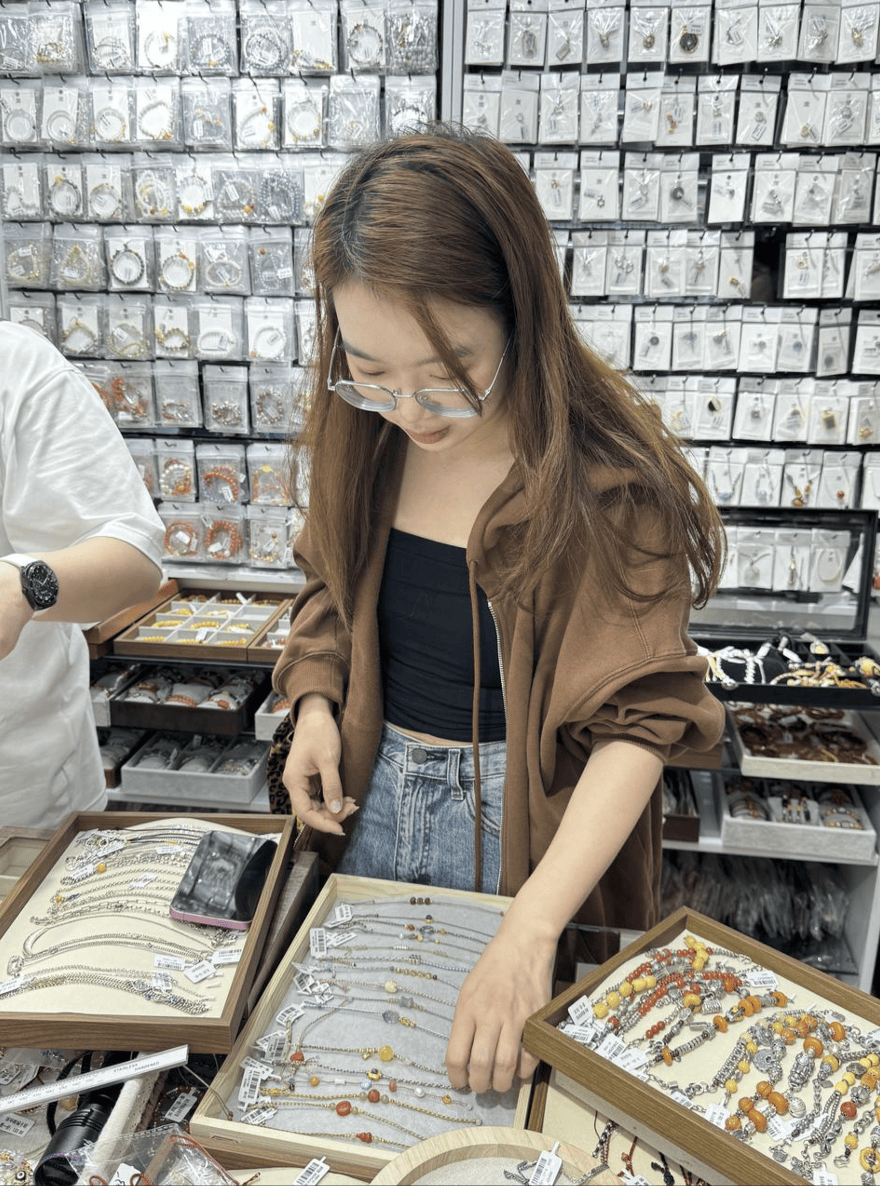 圈圈在档口直播（受访者供图）