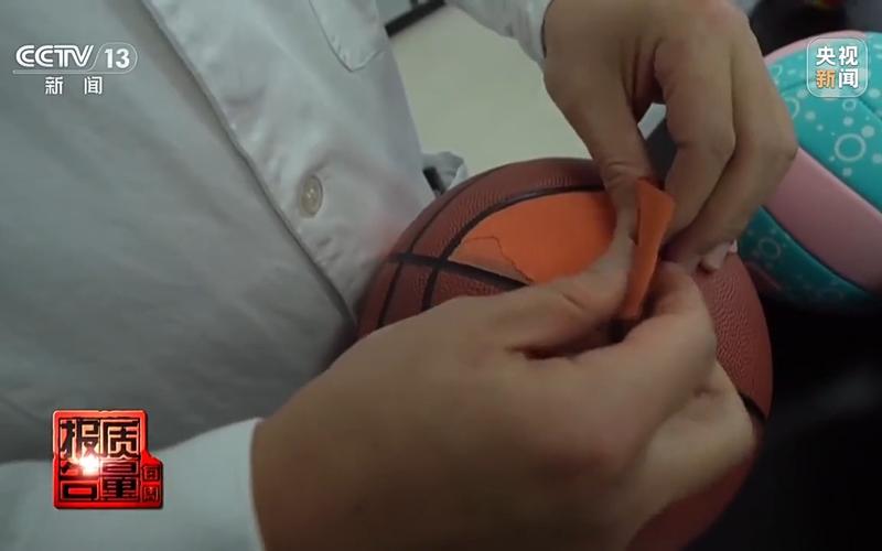 ▲过量接触增塑剂有潜在风险。图/央视截图