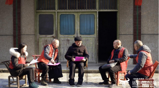 （湖北移动志愿者定期看望深山留守老人，提供爱心服务）