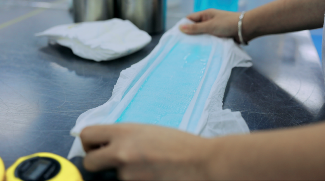 ▲布班迪研发团队对新品纸尿裤进行性能测试。（摄影 程艺辉）