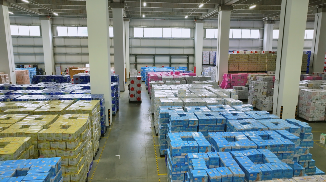 ▲通过拼多多新电商壮大后，宜婴建成了数万平方米的物流基地。（摄影 程艺辉）