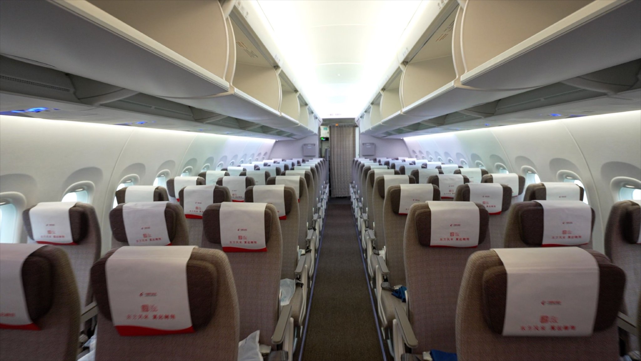 全球首架具备全国产客舱局域网服务功能的大飞机c919首飞重庆!