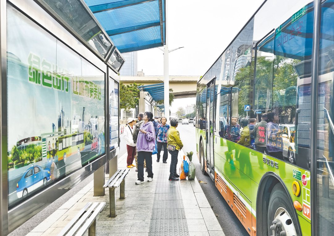 家住八尺江桥附近的蓝女士因通勤需要,几乎每日都要乘坐7路公交车出行