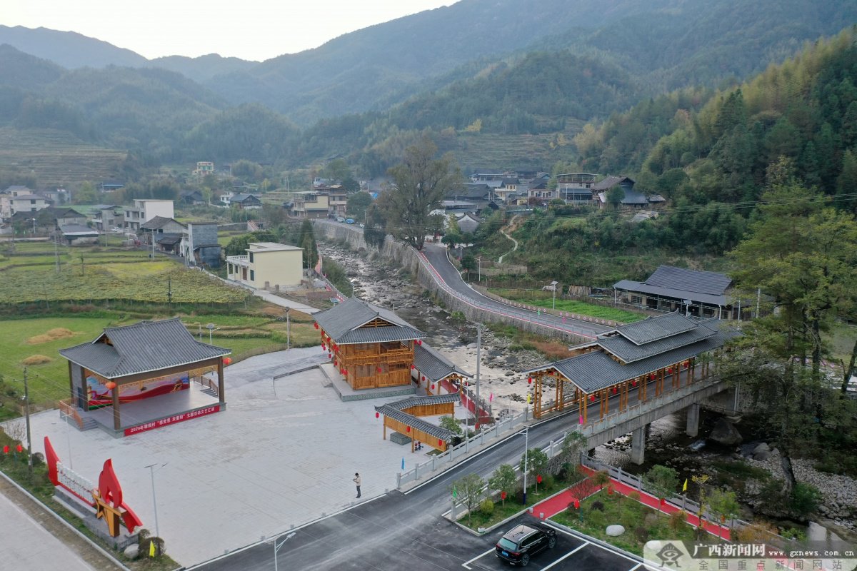 两水苗族乡塘洞村完善的旅游设施。记者 梁凯昌 摄