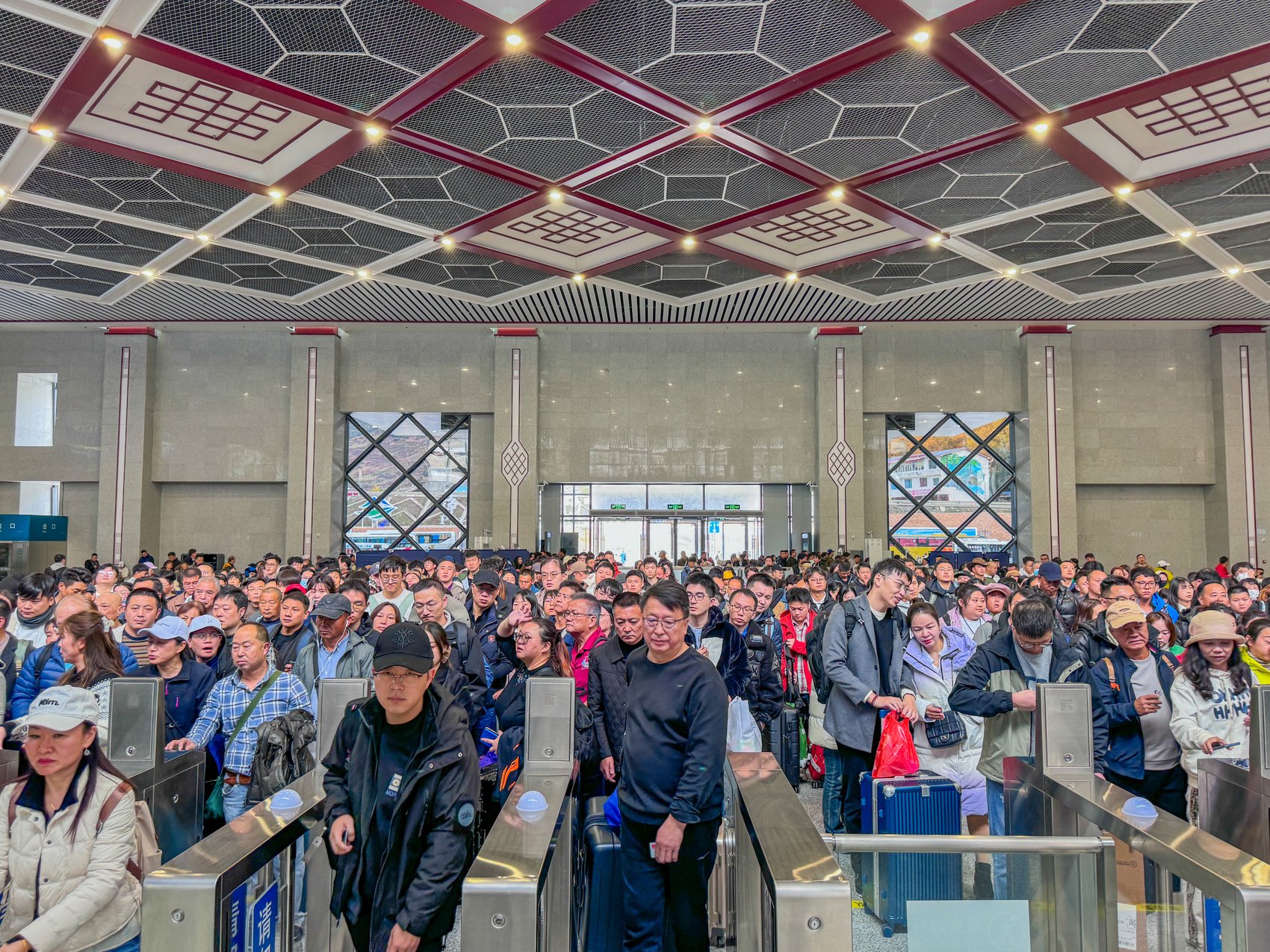 川青铁路旅客排队出站.袁成奇摄