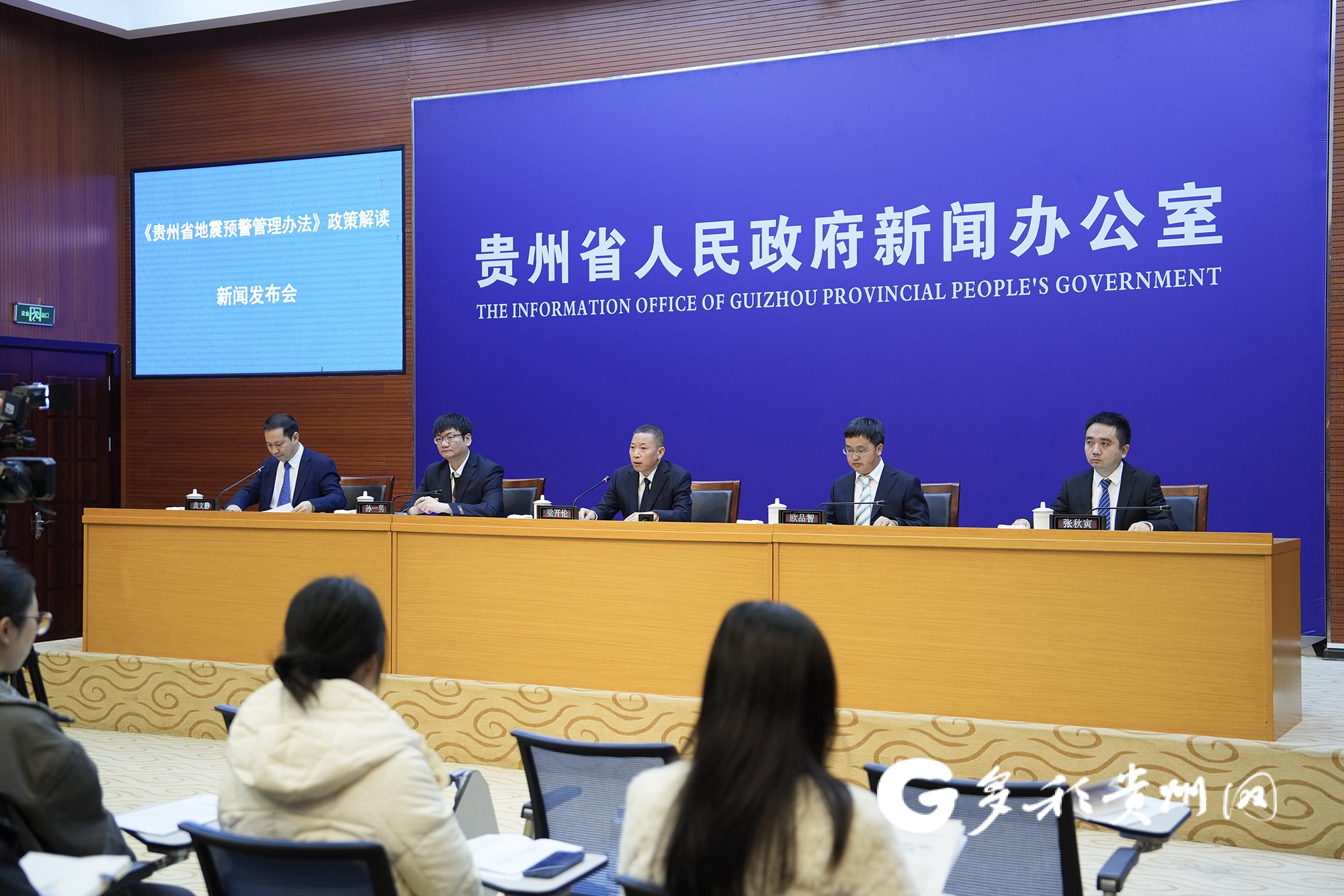 又黄又爽又硬全网热议新现象引发关注，背后原因令人深思，专家解读真相曝光，大众反应强烈持续发酵