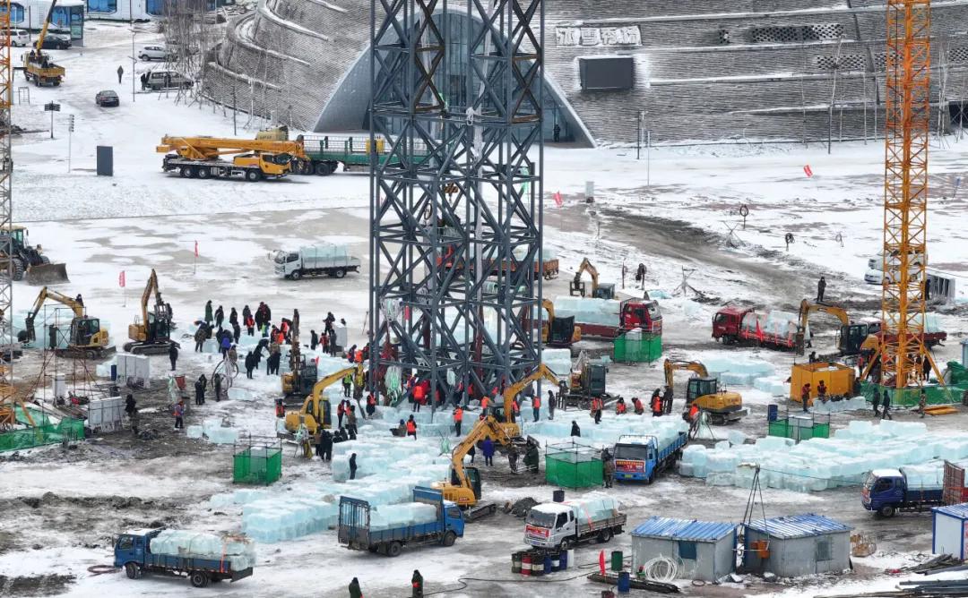 配图为11月27日，工人在第二十六届哈尔滨冰雪大世界冰建施工现场作业。张树摄（新华社）