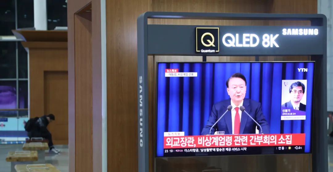 12月3日，在韩国首尔火车站，电视上播放总统宣布紧急戒严令的画面。新华社记者 姚琪琳 摄