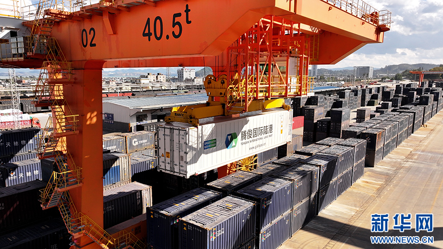 龙门吊式起重机正在搬运集装箱(11月21日摄)。新华网 徐华陵 摄