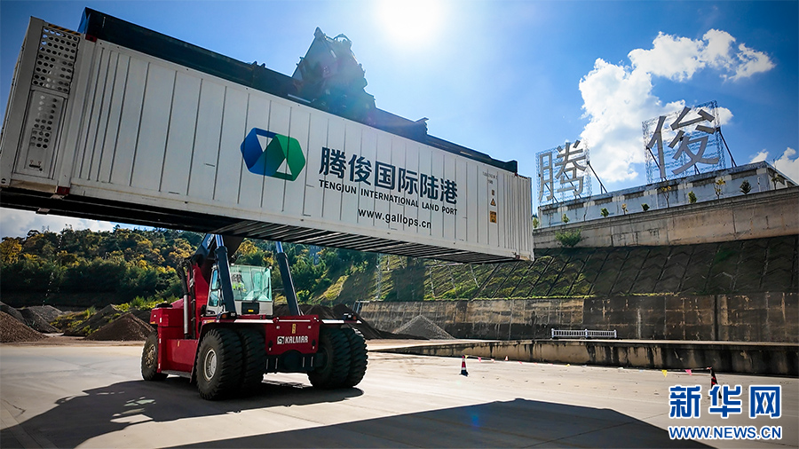 起重机正在搬运集装箱(11月21日摄)。新华网 徐华陵 摄