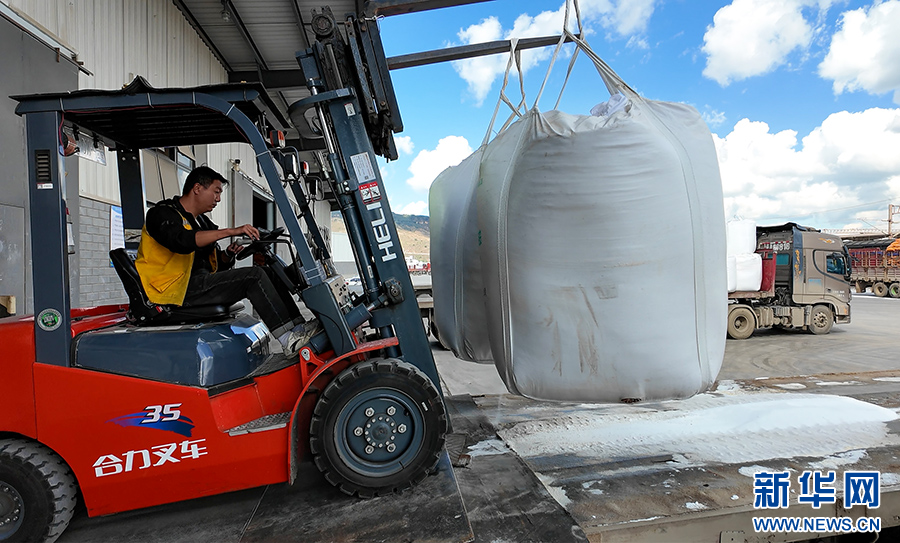 叉车正在运送化肥(11月21日摄)。新华网 徐华陵 摄