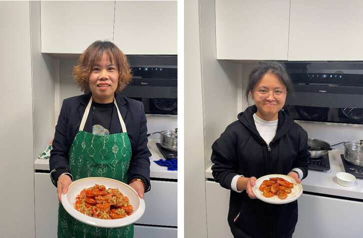 “共享厨房”课后，同学和宿管阿姨一起展示做饭成果。学校供图供图