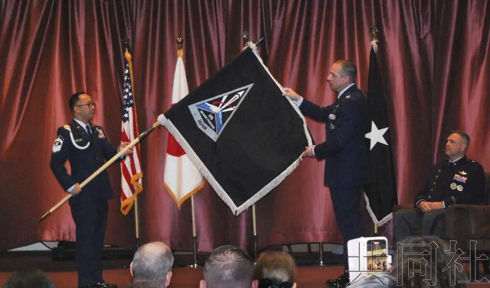 △12月4日，驻日好意思军在横田基地（东京）展示“好意思国驻日天际军”旗子（图源：共同社）