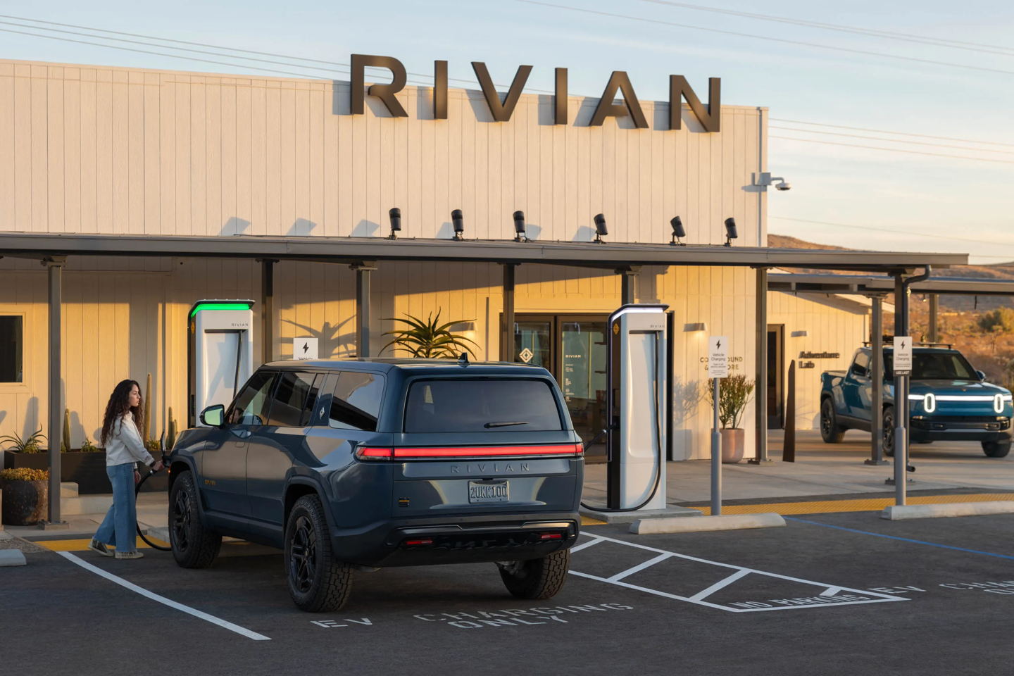 美国造车新势力 Rivian 开放首个支持第三方电动汽车充电站