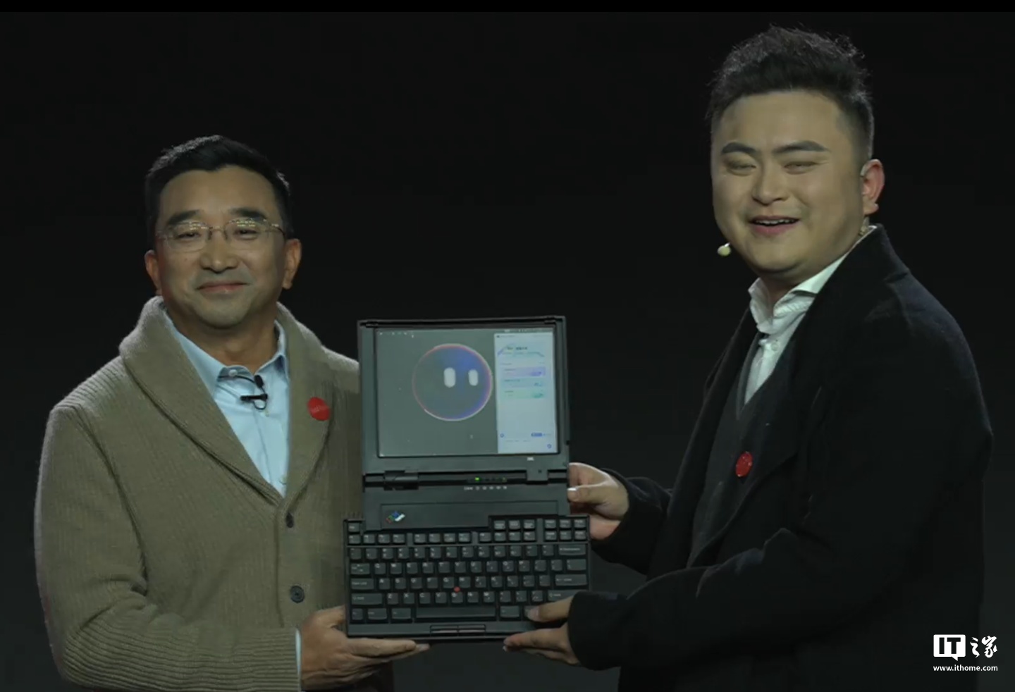 联想展示“AI 定制”1995 年经典款ThinkPad 701C 蝴蝶机：换装酷睿i7，内