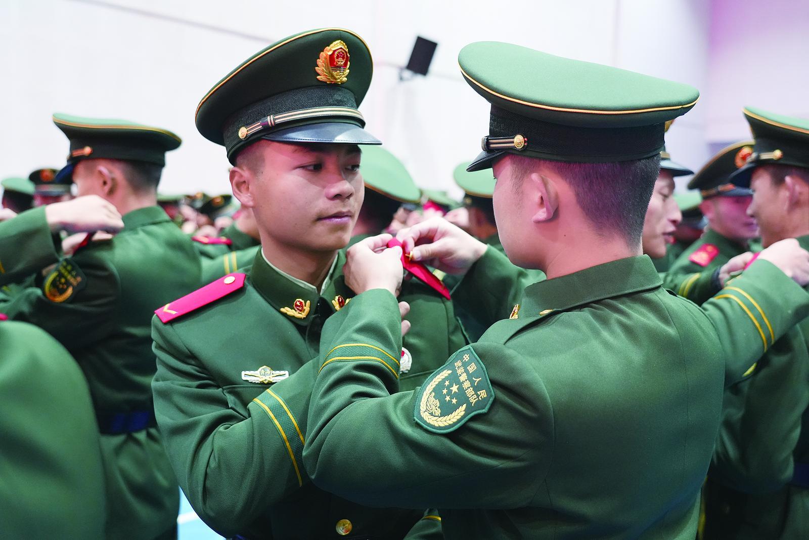 武警青海总队新兵团举行2024年秋季新兵授衔仪式