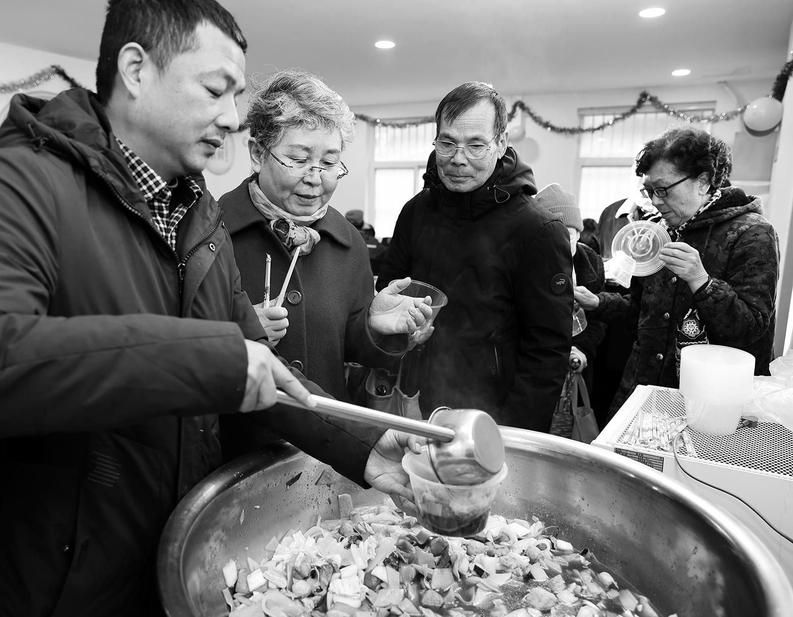 社区食堂工作人员为居民打饭。 记者 马昭 摄