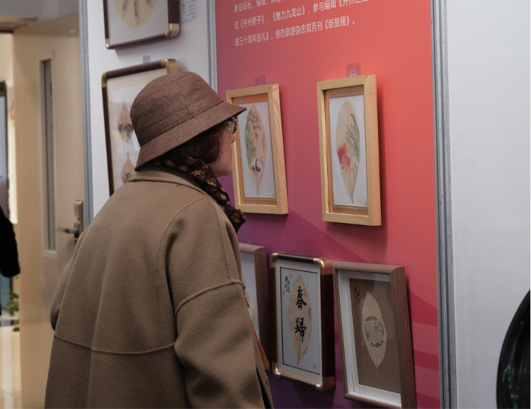 细雨蒙蒙润工美艺术展演映辉煌重庆市工艺美术学校举行70年教育成果展
