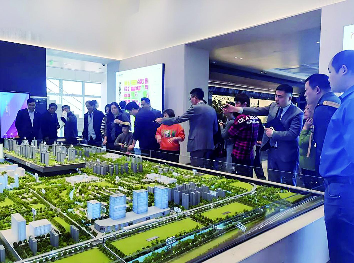 人们在新开盘项目的现场