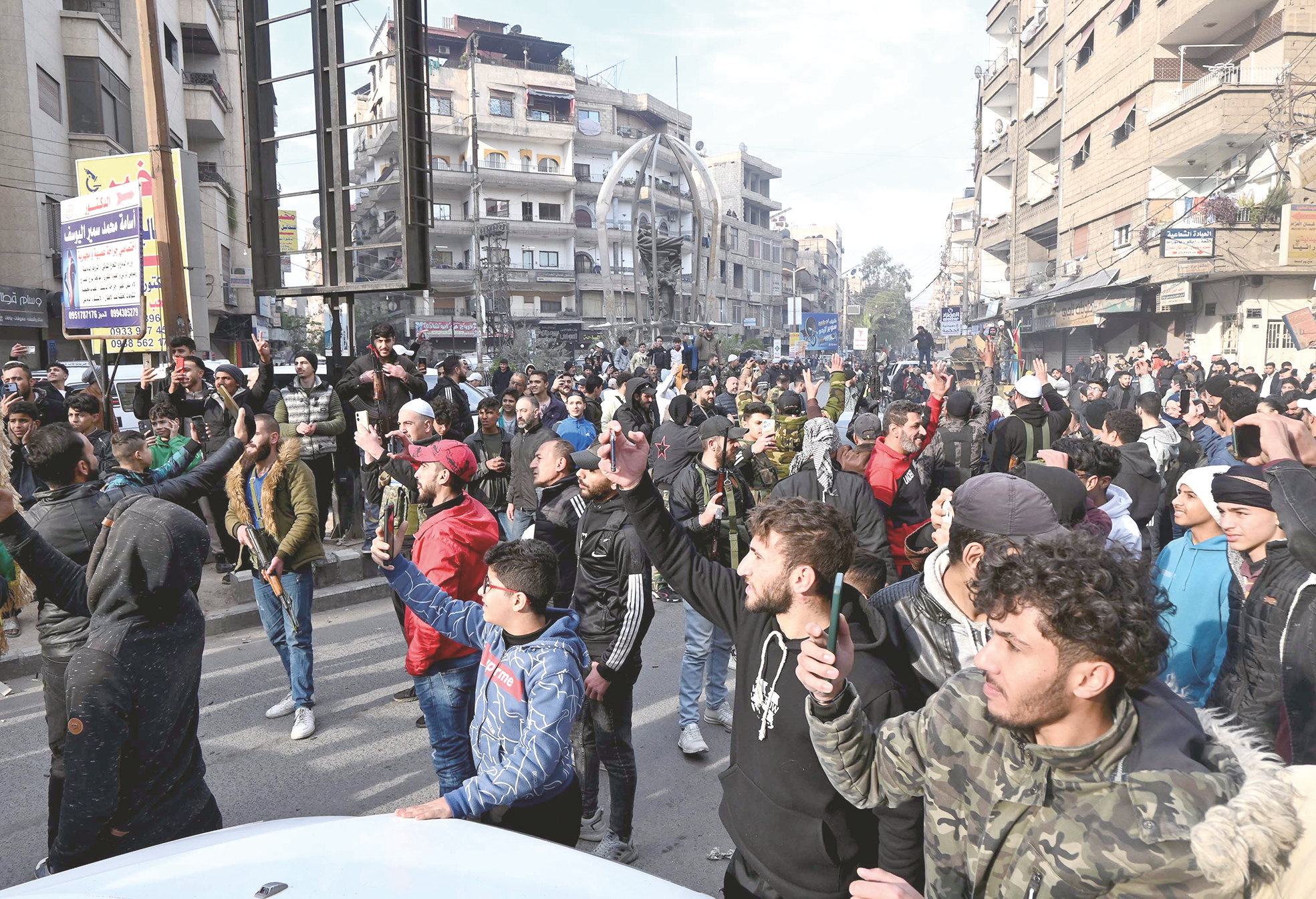 &nbsp;&nbsp;&nbsp;&nbsp;12月8日,当地民众聚集在叙利亚大马士革街头