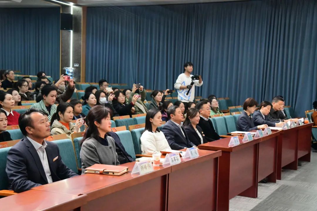 未央区西航三校教育集团举行家庭教育指导中心成立暨家长委员会联席