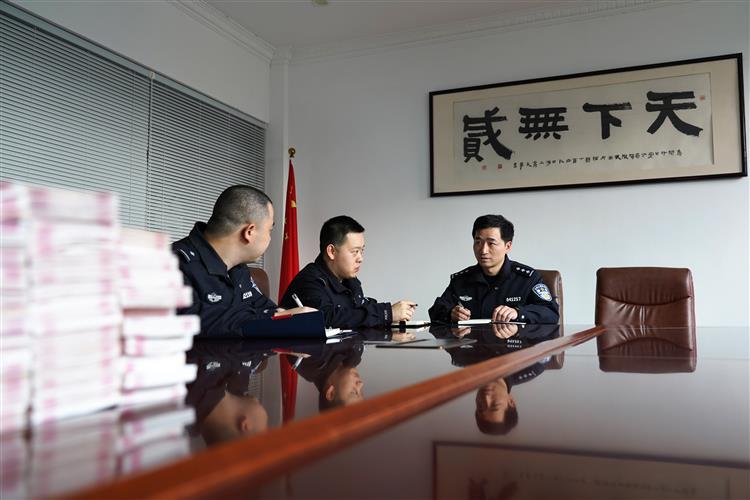 邮寄黄金类新型诈骗频发！反电诈新规出台为警方打击力度实现再“加码”(图2)