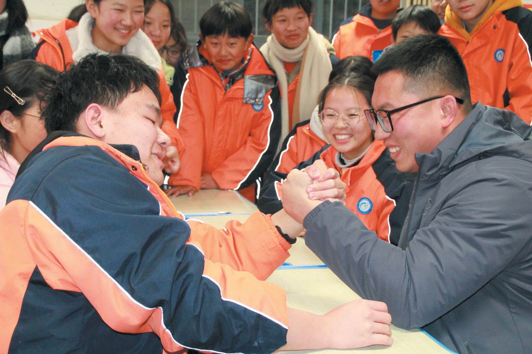 马永飞课间和学生扳手腕
