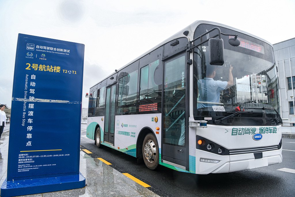 △2024年7月18日，海南海口美兰国际机场自动驾驶公交。图片来源：视觉中国
