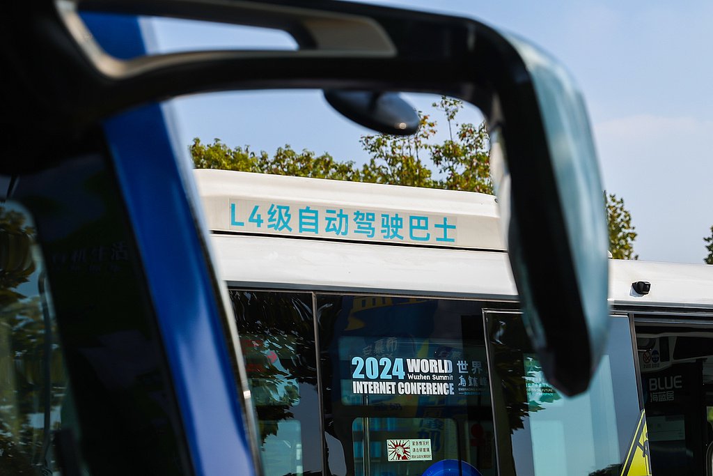 △2024年11月21日，浙江嘉兴，一辆无人驾驶汽车亮相2024世界互联网大会。图片来源：视觉中国