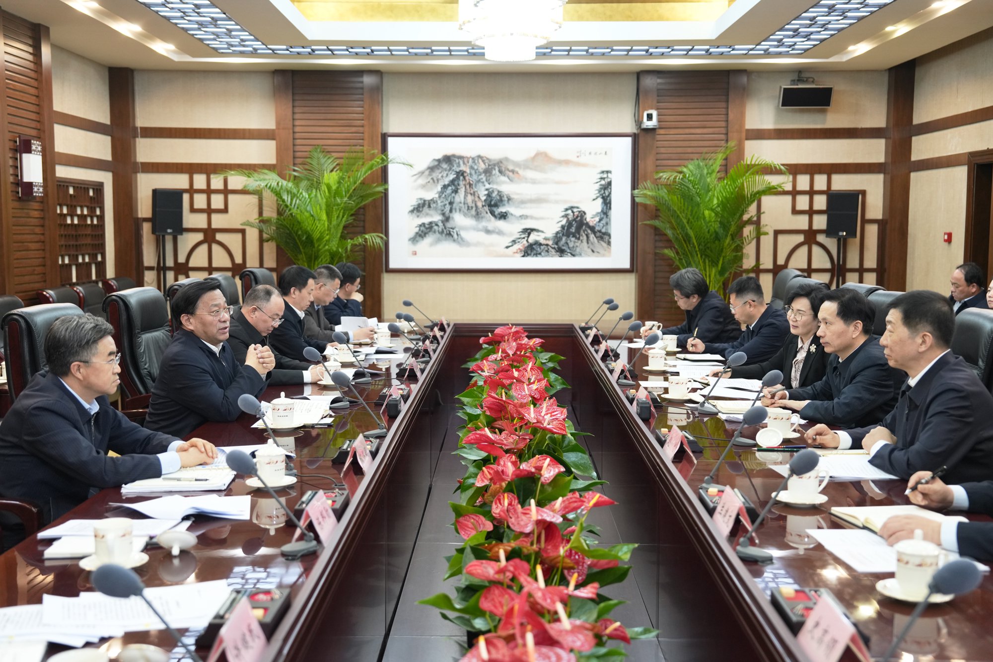 农业农村部党组书记,部长韩俊,陕西省委书记赵一德,省长赵刚出席会谈.
