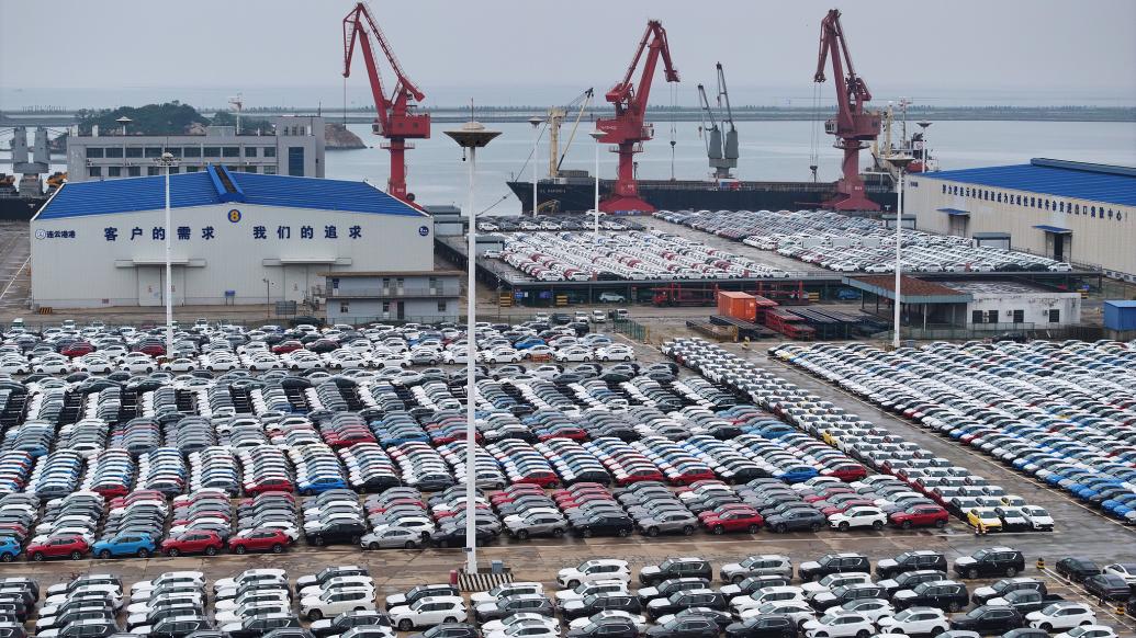 2024年7月16日，江苏省连云港，等待出口的新能源车。