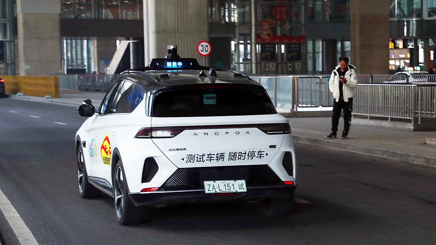 △2024年3月7日，一辆自动驾驶出租车载客从亦庄出发驶入北京大兴国际机场接驳点。图片来源：视觉中国