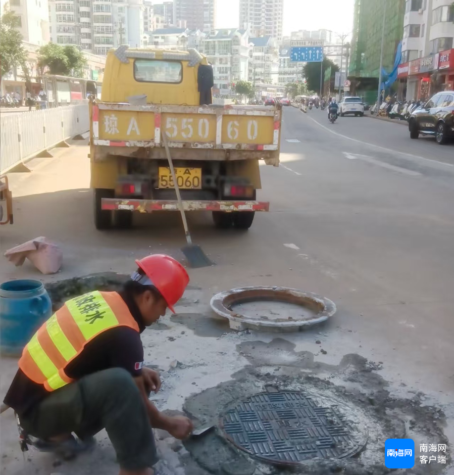 海口排水人员在对南沙路破损沉降的井盖进行更换。海口市排水设施事务中心供图