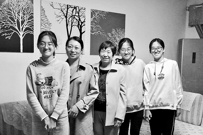 15岁的三胞胎身高已经超过妈妈。