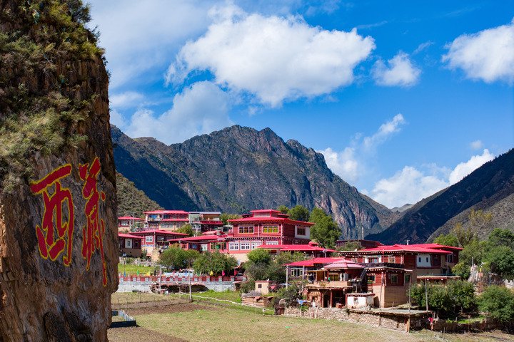 大门"昌都市江达县岗托镇岗托村