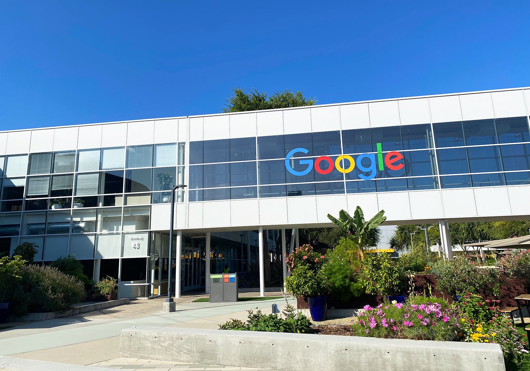 谷歌发布最强芯片，5分钟完成亿万年计算，股价大涨超5%！美国重磅数据即将来袭，美股指数收跌！拜登警告......