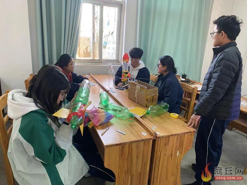 科技社團(tuán)的學(xué)生利用廢棄塑料瓶進(jìn)行科學(xué)創(chuàng)作。 張 鈺 攝