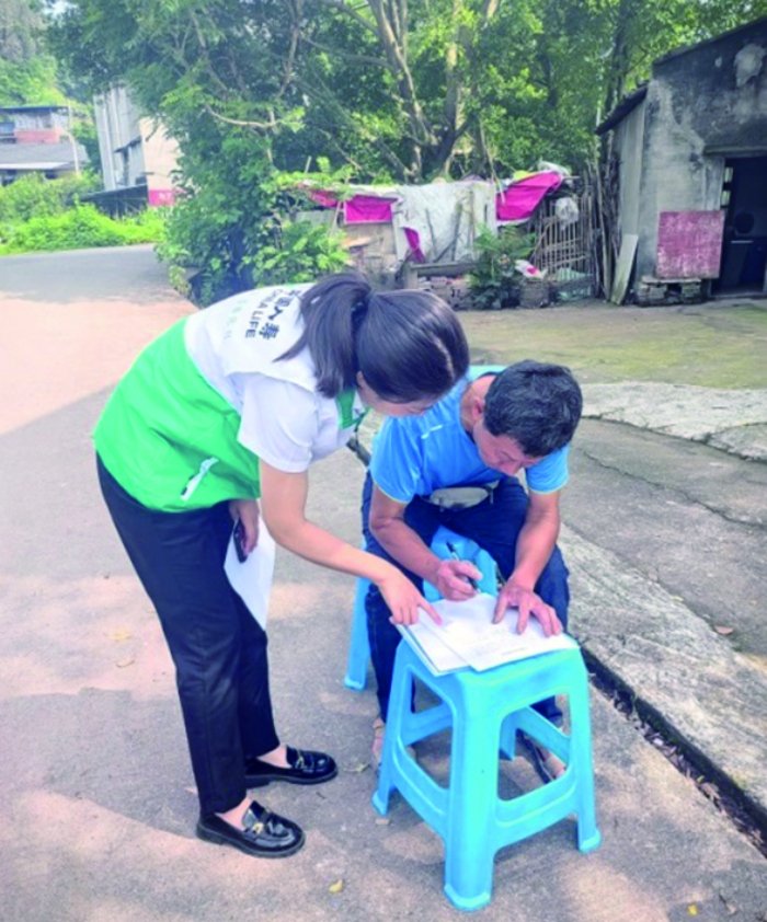 ▲工作人员协助村民办理理赔资料