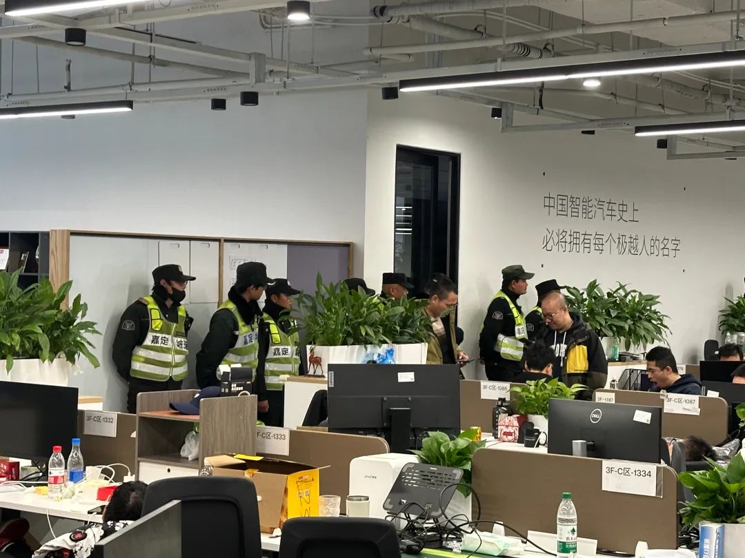 夏一平休息室外站了数名安保人员（吴迪 摄）