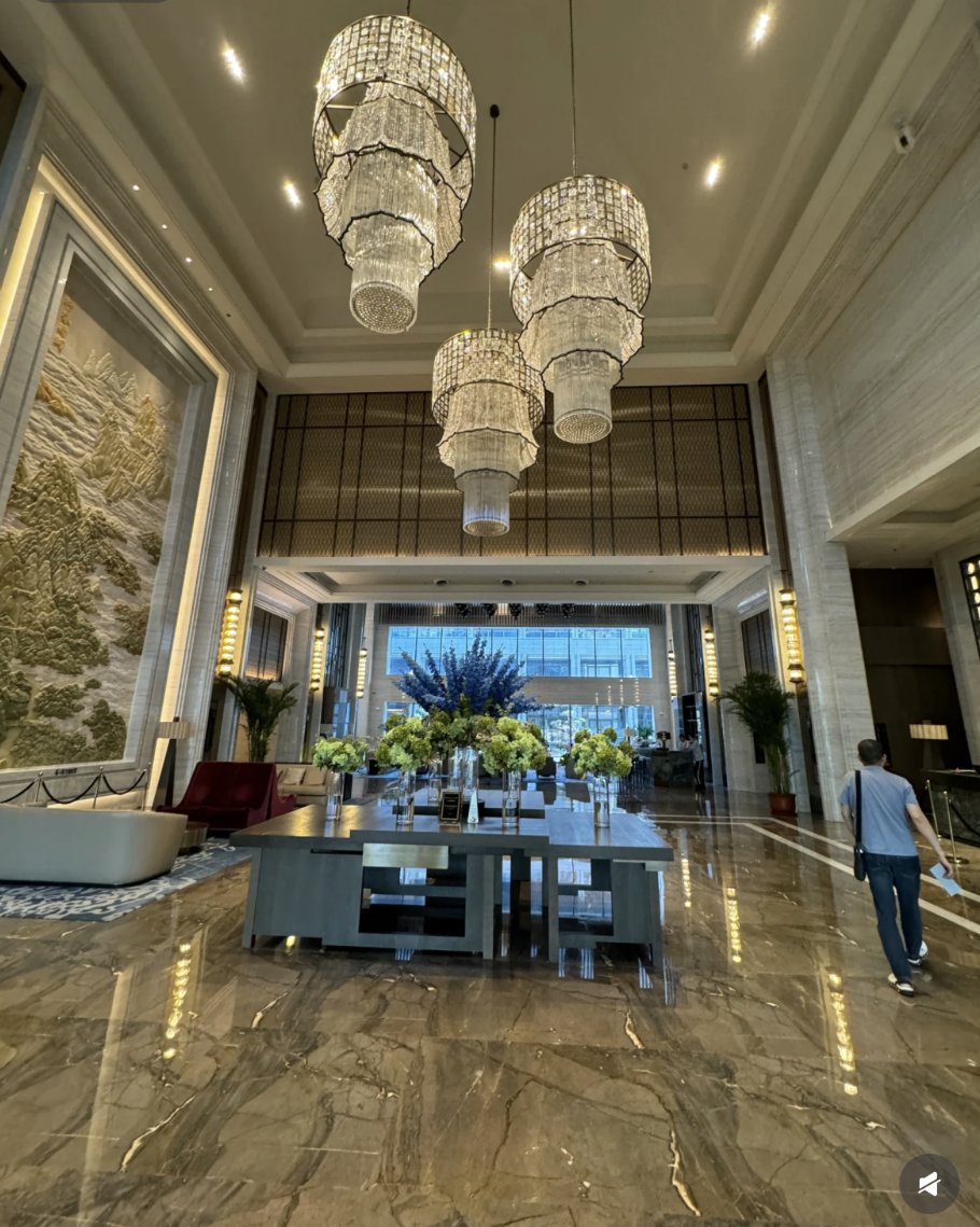 某县城的五星级酒店大堂