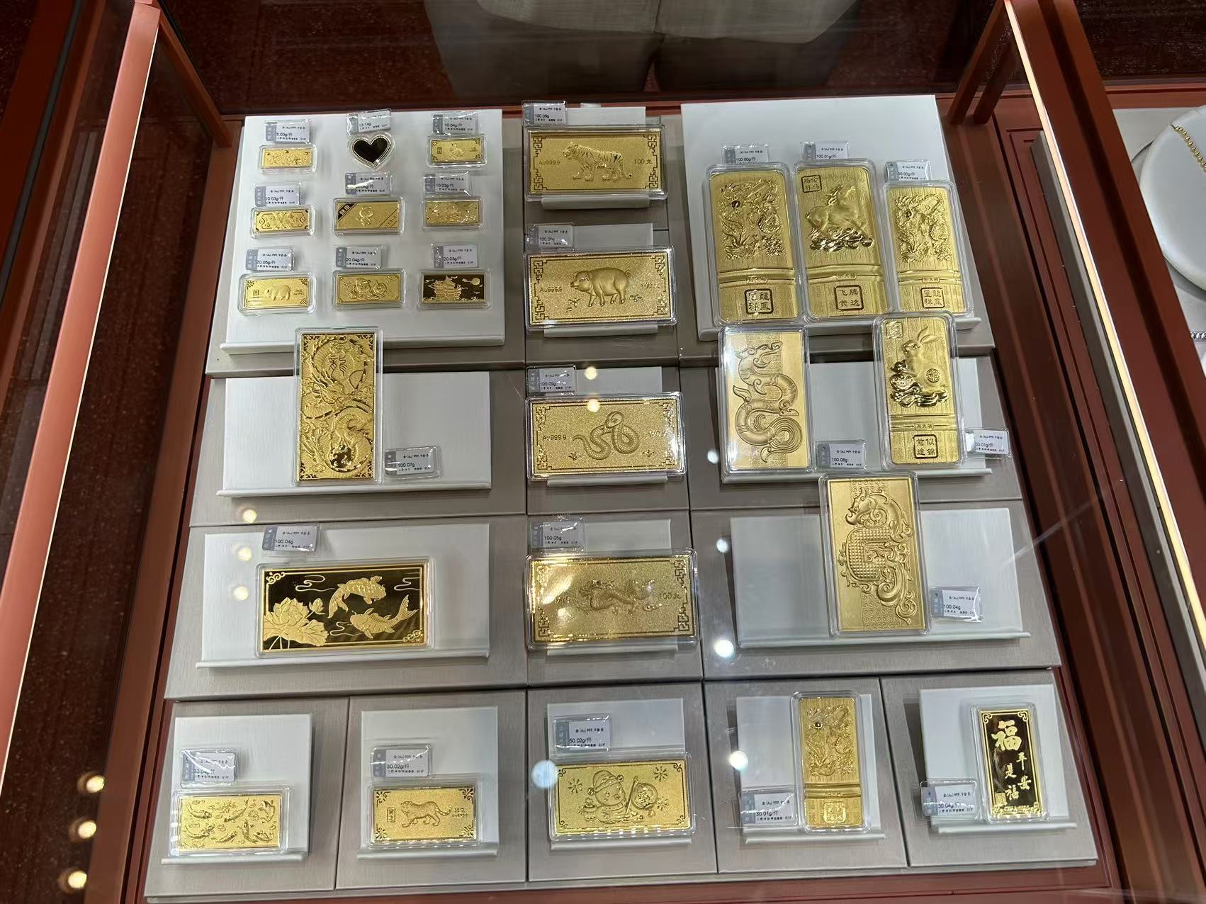 金店内的投资金条。(图源:时间财经 阿力米热/摄)