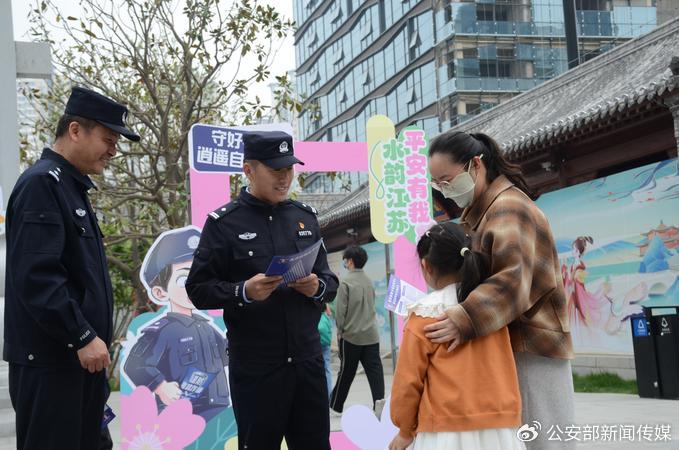 徐州市公安局鼓楼分局民警在文庙街区开展反诈宣传。张晓庆 摄