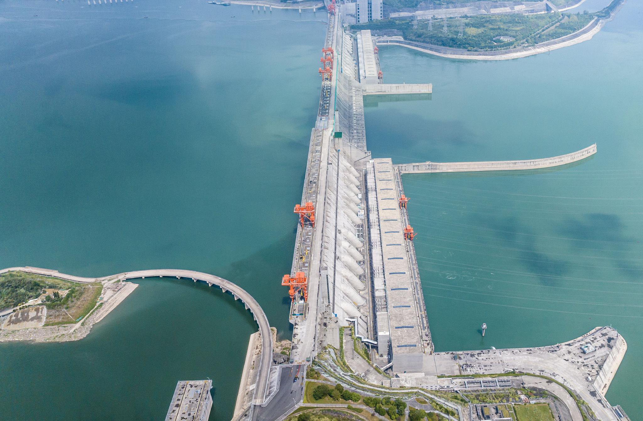 9月11日,在湖北省宜昌市秭归县拍摄的正在蓄水的三峡大坝.