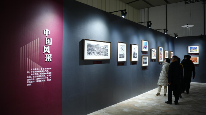 图为参观者正在参观“中国风采”板块展示的不同时期、不同场景下的中国风貌