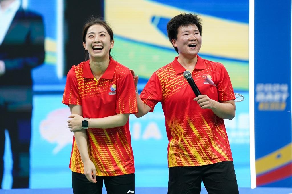 12月15日,王适娴(左),何冰娇在赛后接受采访.新华社记者 杜宇 摄