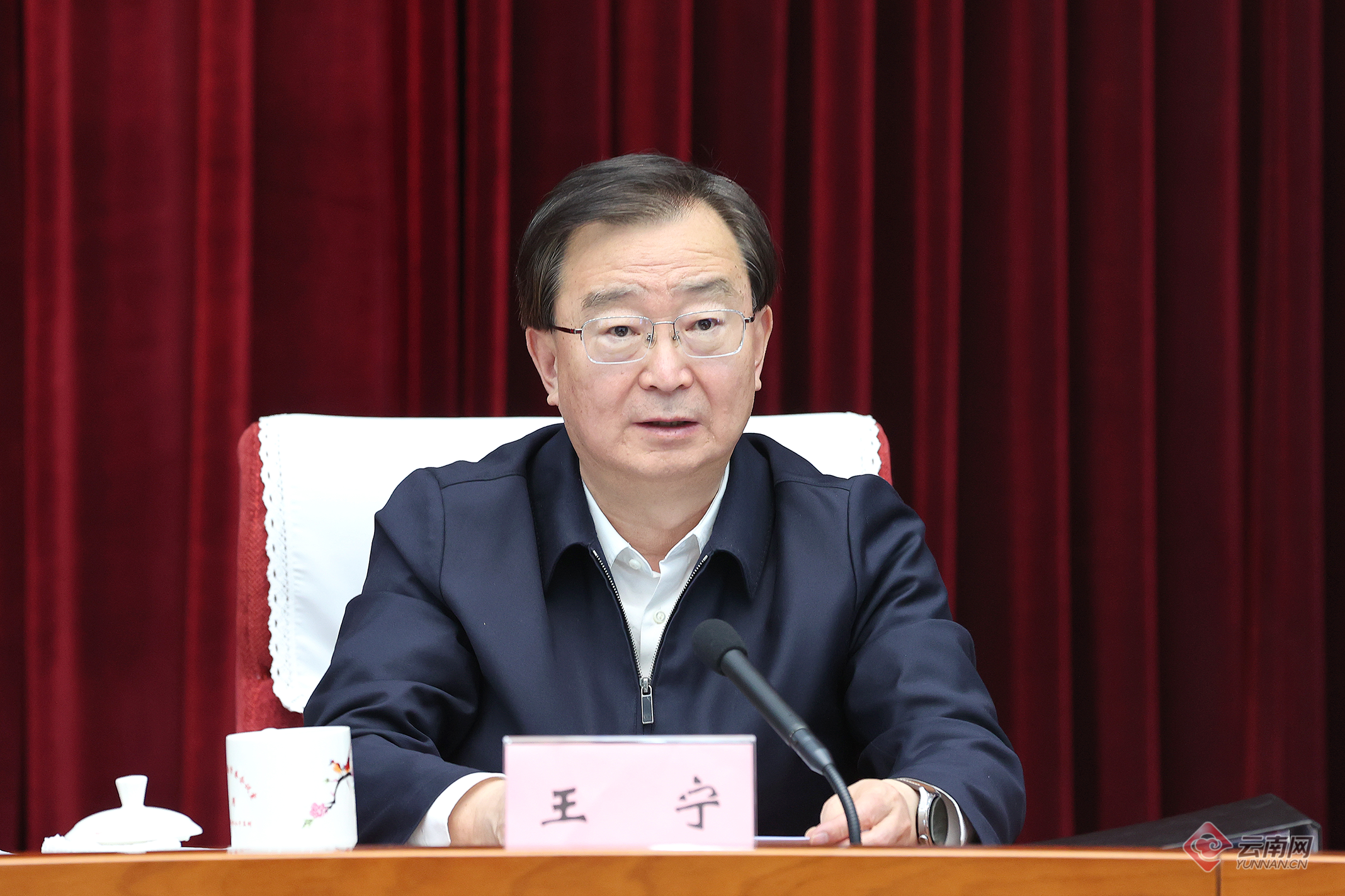 省委书记王宁主持会议.