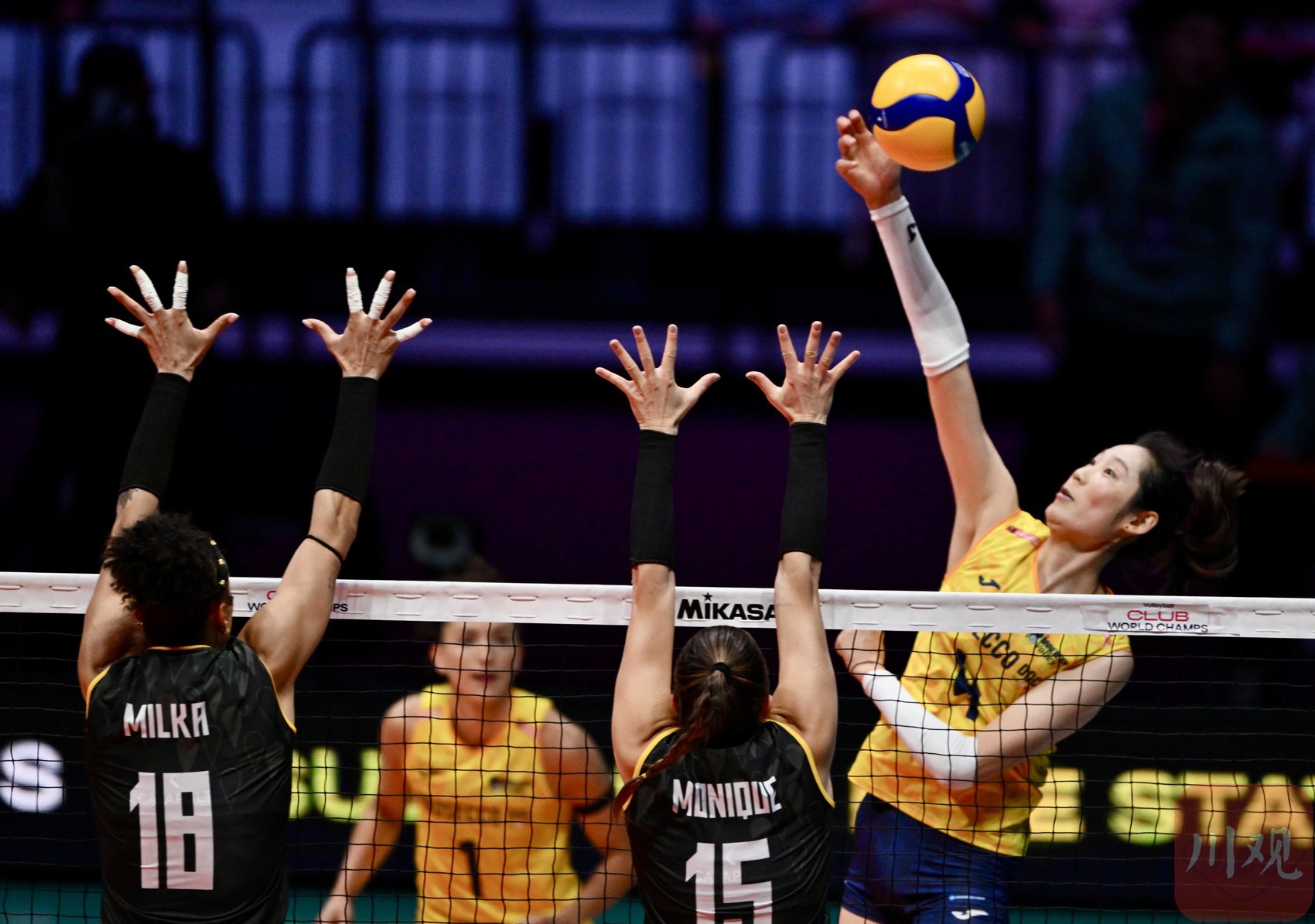 2024年12月17日,朱婷在比赛中扣球