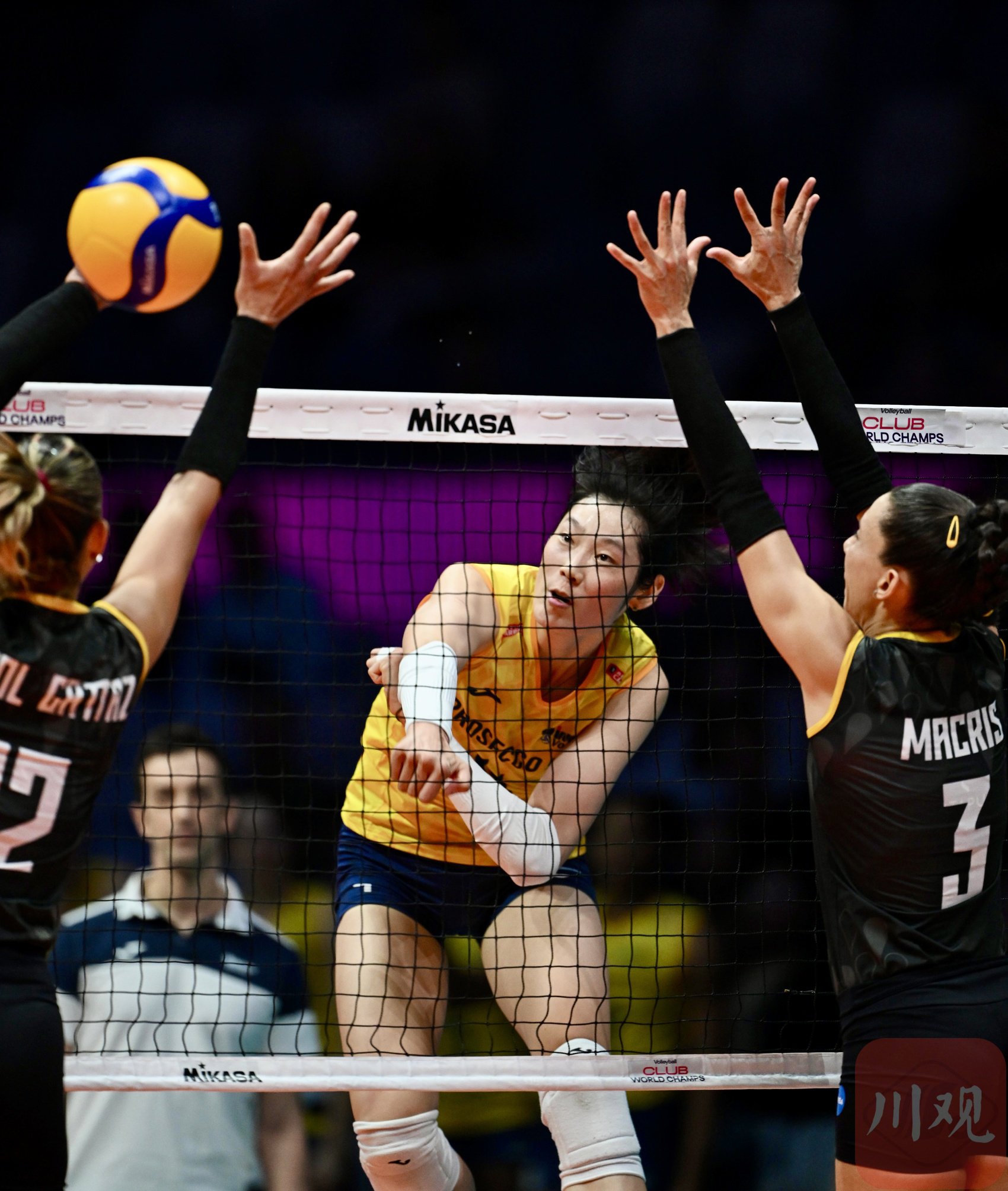 2024年12月17日,朱婷在比赛中扣球