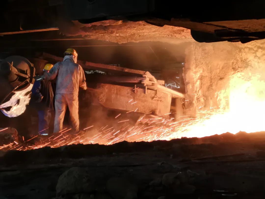 板材炼铁总厂七号高炉升级改造后顺利出铁